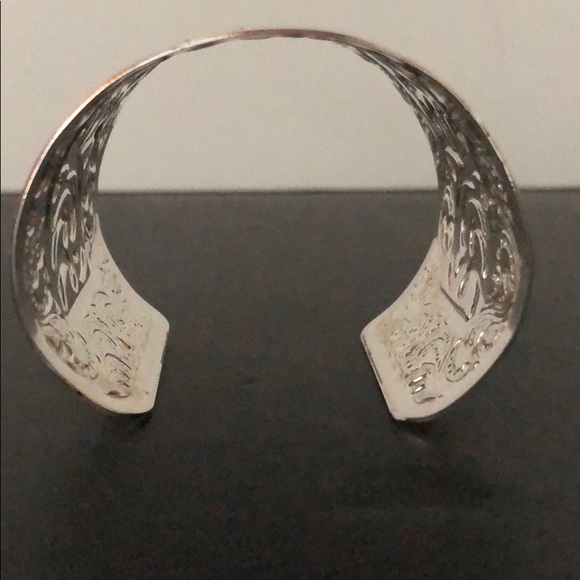 SILVER METAL CUFF BRACELET W/GORGEOUS DESIGN - Picture 4 of 13